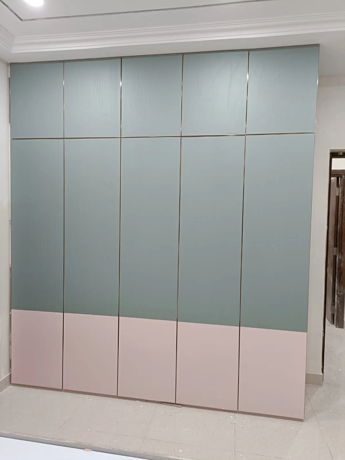 Full-height wardrobe in sage and blush laminate